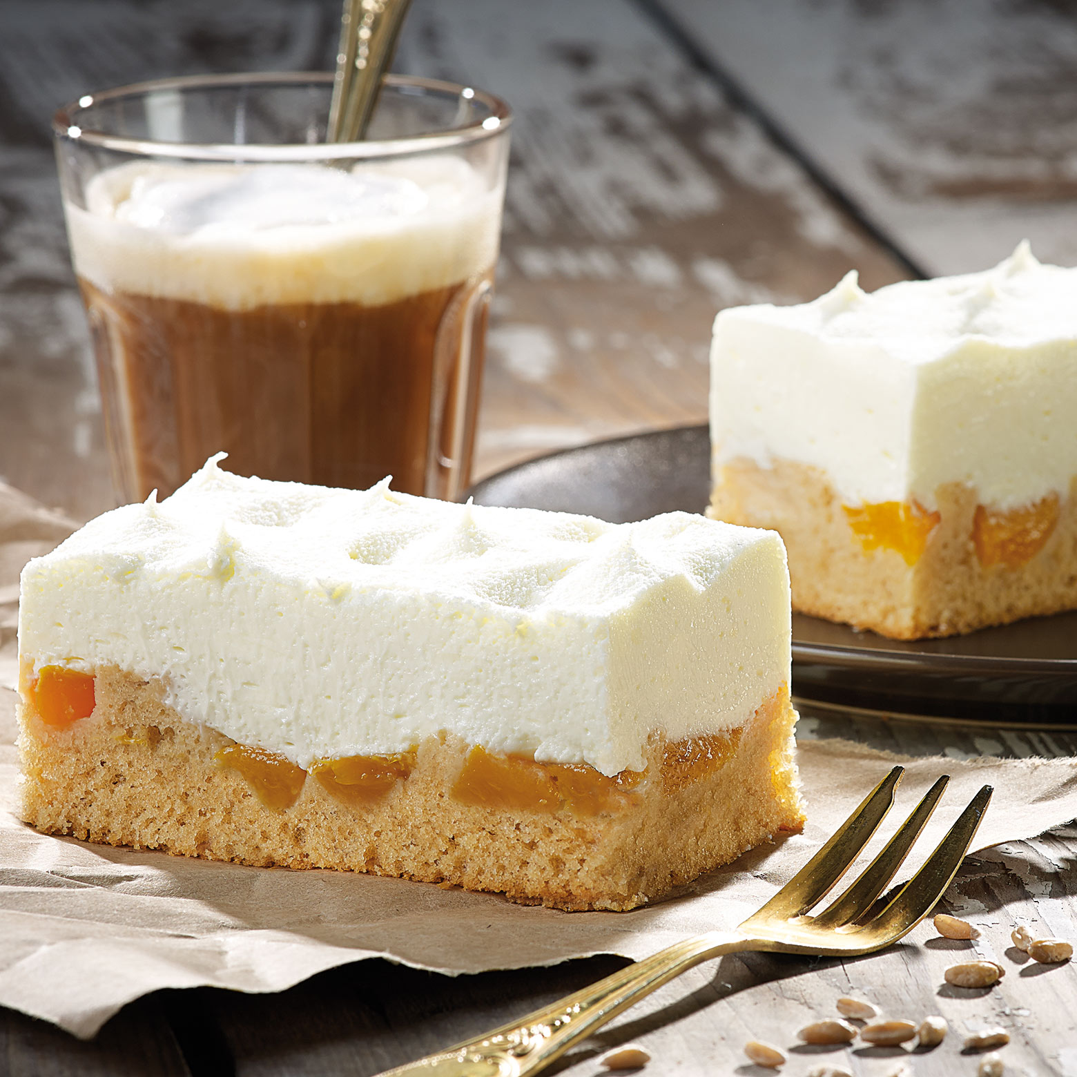 Kuchenschnitte mit Pfirsischen