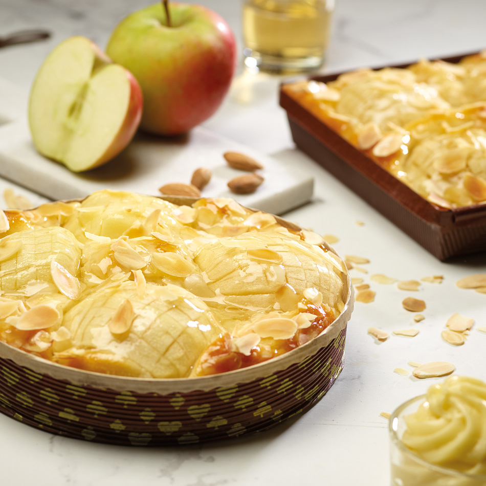 Wochenendkuchen aus einer hellen Rührmasse mit Apfelbelag