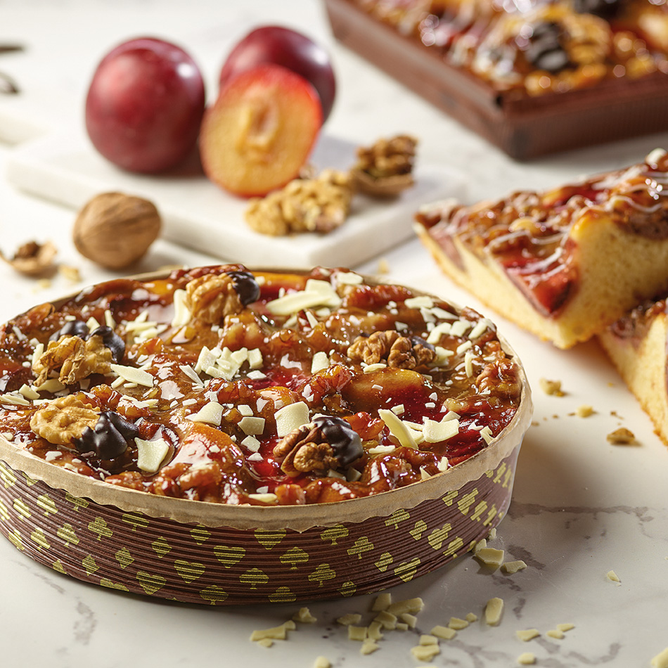 Wochenendkuchen mit heller Rührmasse und Pflaumen, Walnussbelag