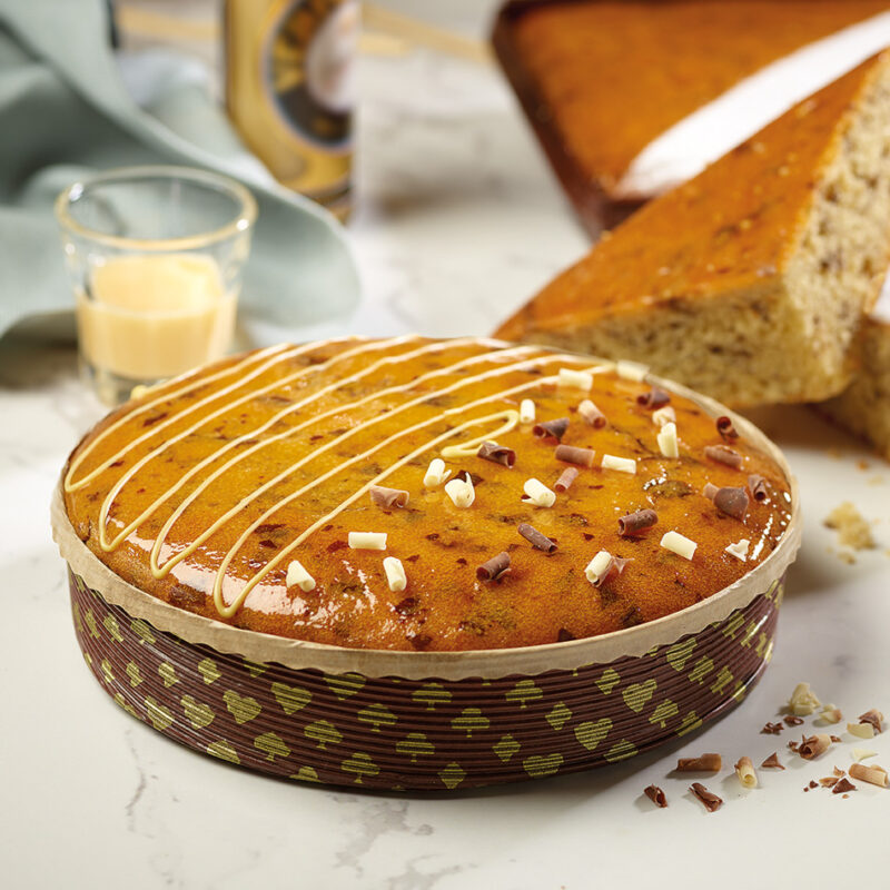 runder Eierlikörkuchen in einer Papierbackform