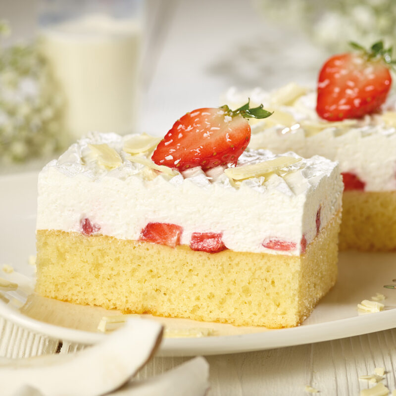 Schnitte mit einer hellen Rührmasse, Erdbeeren und einer Kokoscreme