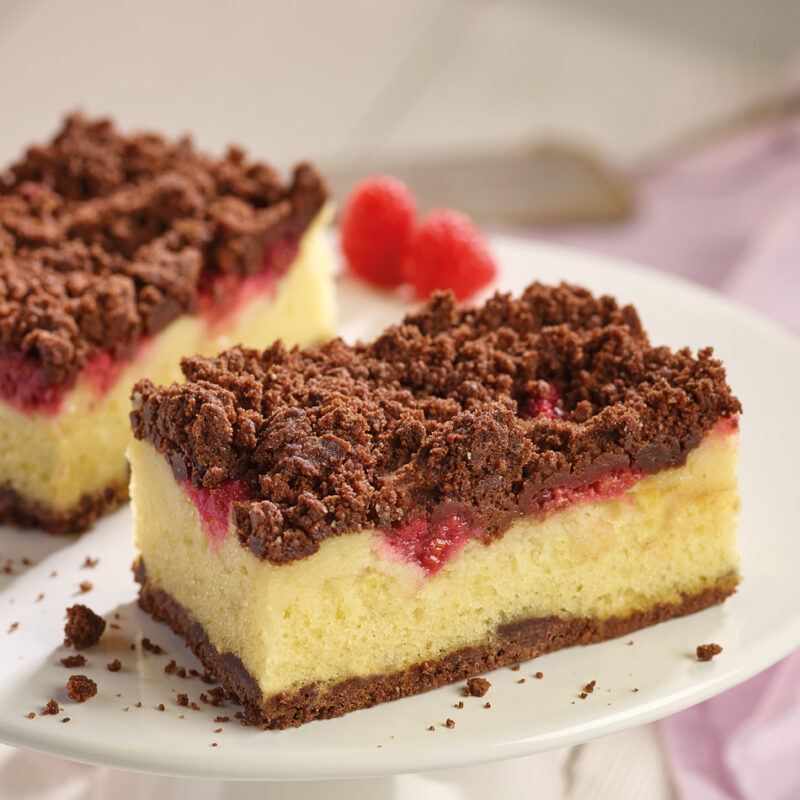 Schnitte mit Schokostreuseln, Himbeeren und dunklem Mürbteigboden