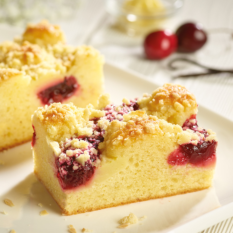 Schnitte mit heller Rührmasse, Kirschen und Creme mit Streusel