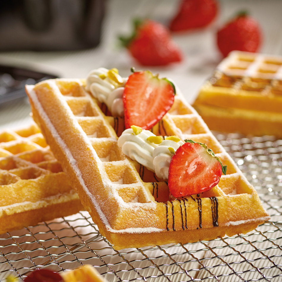 Waffel mit Sahne und Erdbeeren getoppt