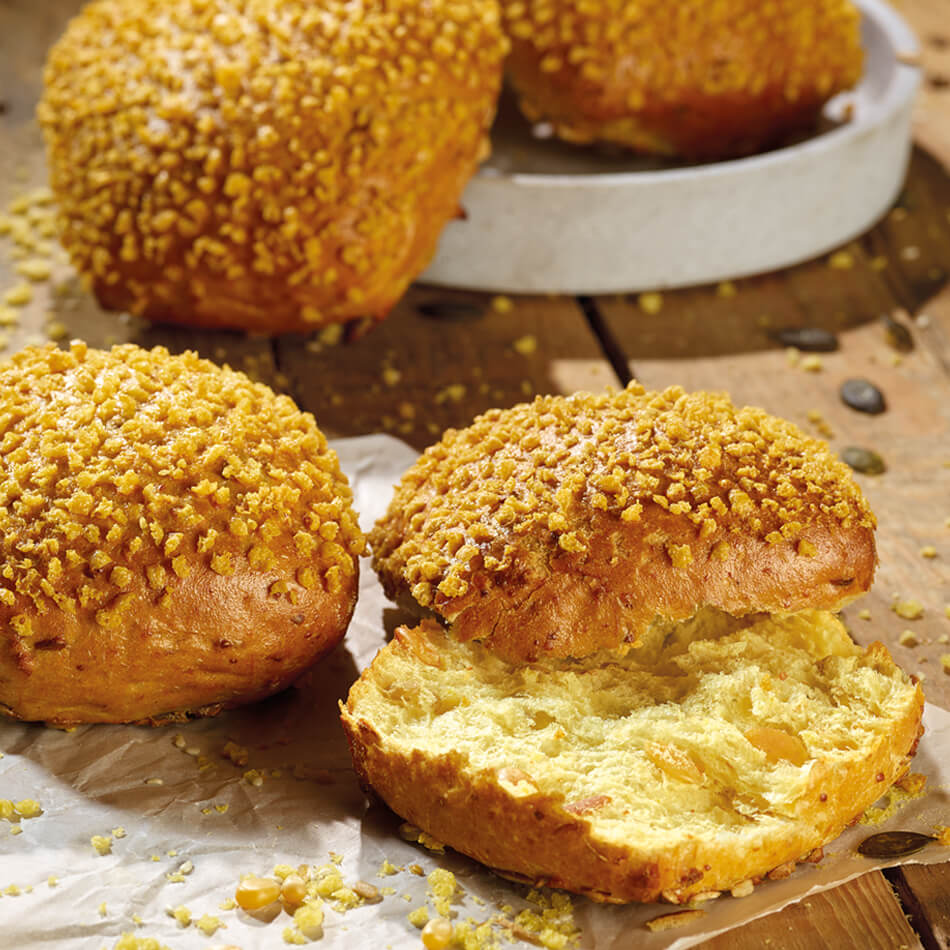 Maisbrötchen mit Kürbisstücken