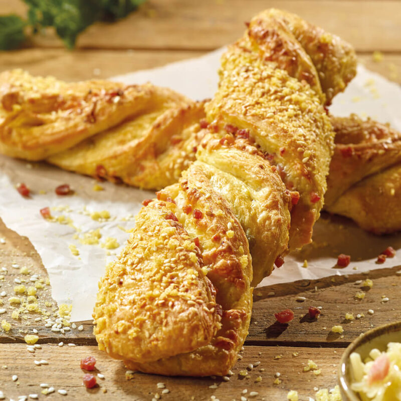 Touriertes Mais Snackgebäck mit Käse und Schinkenwürfel